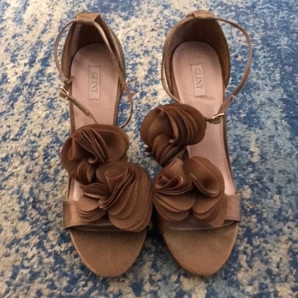 Heels with silk flowers - Picture 1 of 4